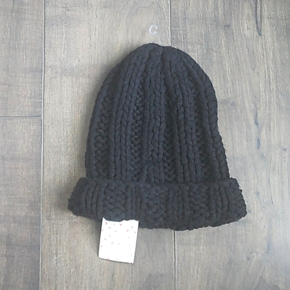 NEW WITH TAGS FREE PEOPLE BOHO BLACK HAND KNIT HAT WOMANS 1SZ - Picture 1 of 5